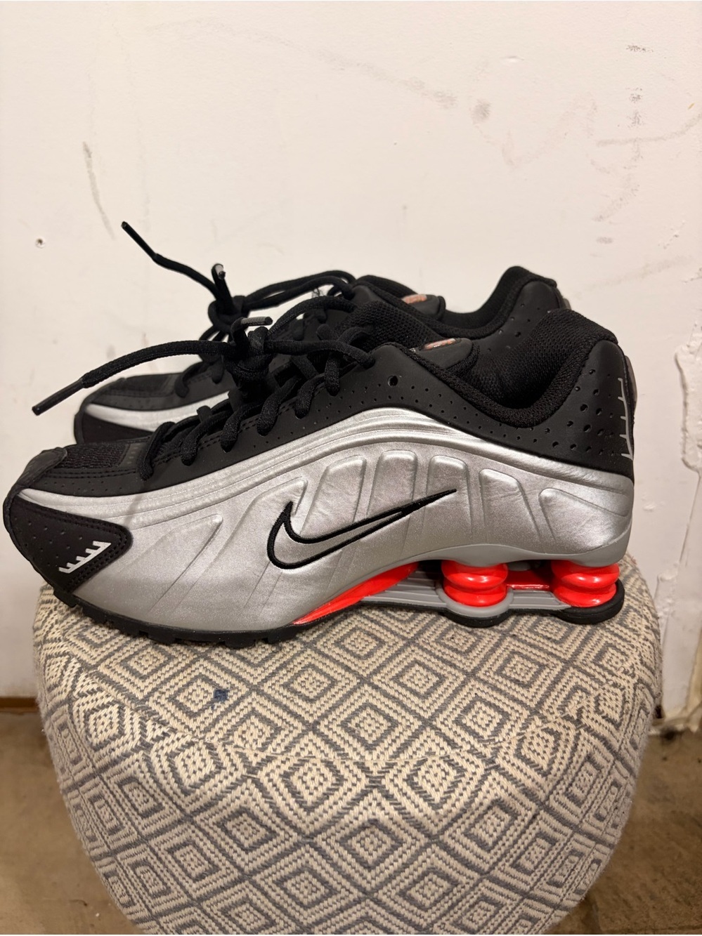 Nike Shox R4 GS Metallic Silver Black Picante Red Sneakers 6Y / Women’s 7.5 NWOT